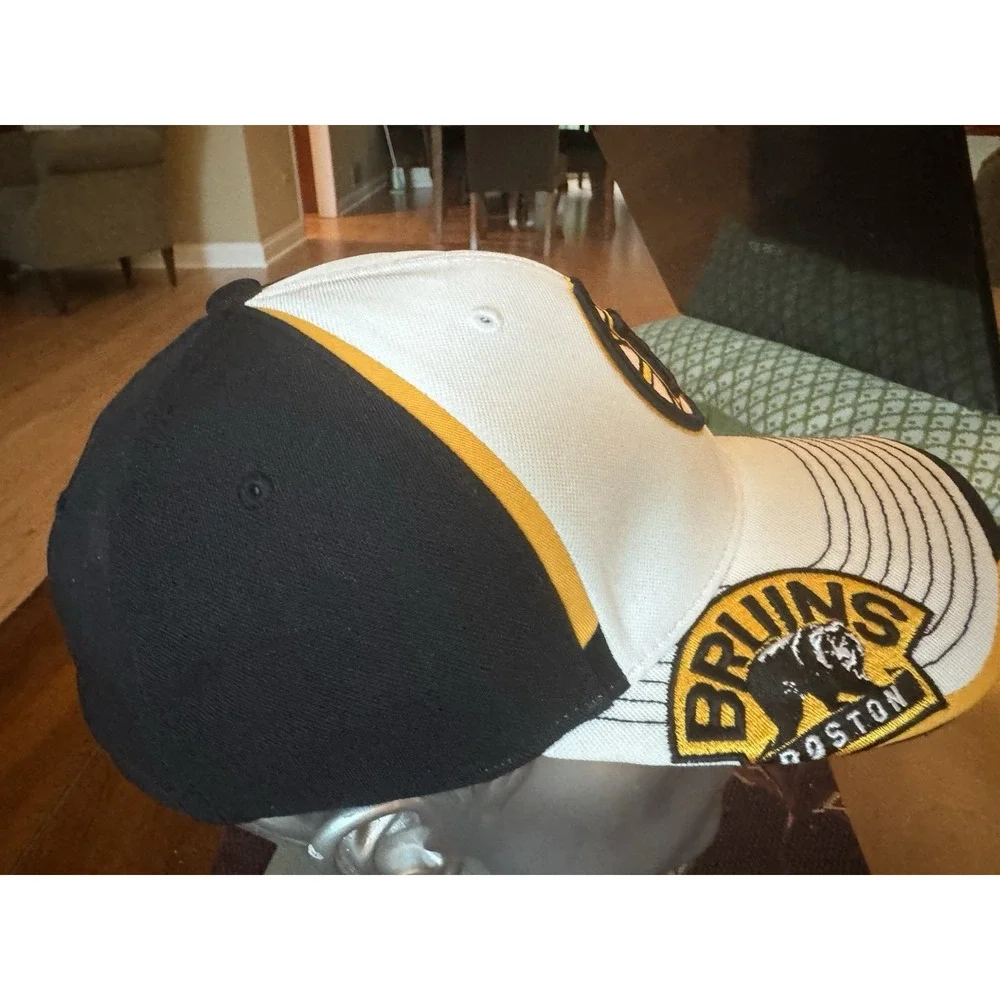 Reebok Center Ice Boston Bruins Hat S/M White Black Gold Flexfit Bear‎ Patch NHL